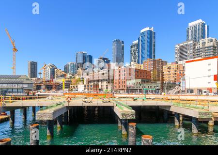 Baukräne und Arbeiten an der Innenstadt von Seattle Waterfront und dem Kreuzfahrthafen entlang des Alaska Way, mit Blick auf die Skyline der Stadt und das Aquarium Stockfoto