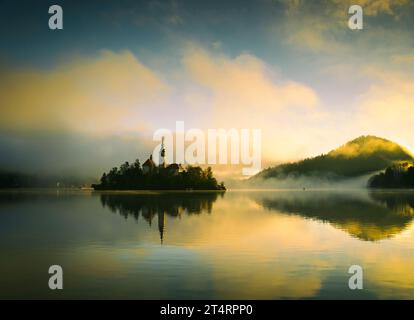 Der Bleder See bei Sonnenaufgang unter Nebel, Slowenien Stockfoto