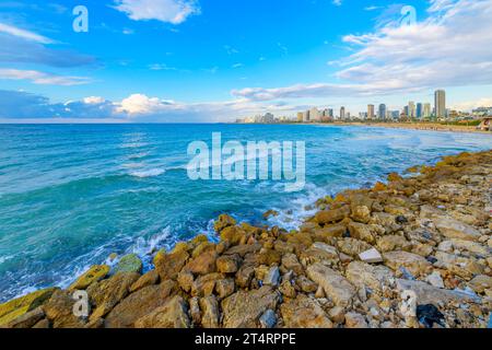 Blick auf die Skyline der Küstenstadt und die Strände von Tel Aviv, Israel, von der antiken Stadt Jaffa entlang des Mittelmeers. Stockfoto