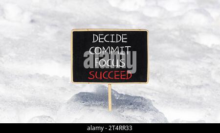 Symbol „Commit Focus erfolgreich festlegen“. Konzept Wort entscheiden Commit Fokus Erfolg auf schönen Tafeln. Schöner weißer Schnee Hintergrund. Geschäftsentscheidungen Stockfoto