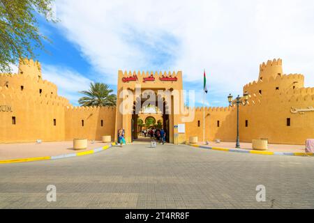 Das Al Ain Palace Museum oder das Sheikh Zayed Palace Museum in der Wüstenstadt Al Ain, nahe Abu Dhabi, Vereinigte Arabische Emirate. Stockfoto