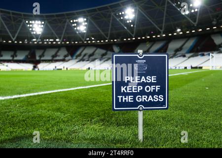 London, Großbritannien. November 2023. Eine allgemeine Ansicht des Londoner Stadions vor dem Auftakt während des Spiels West Ham United FC gegen Arsenal FC Carabao Cup Runde 4 im London Stadium, London, England, Vereinigtes Königreich am 1. November 2023 Credit: Every Second Media/Alamy Live News Stockfoto