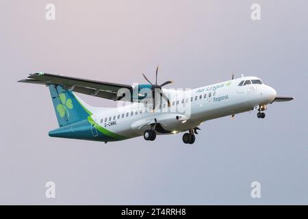 Emerald Airlines ATR 72-600 bei Endanflug zum Flughafen East Midlands. Mittwoch, 1. November 2023. (Quelle: James Holyoak/Alamy Live News) Stockfoto