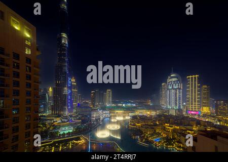 Abendblick aus der Luft auf die Innenstadt von Dubai, mit der Dubai Mall, Geschäften und Brunnen beleuchtet unter dem Burj Khalifa Wolkenkratzer in Dubai VAE. Stockfoto