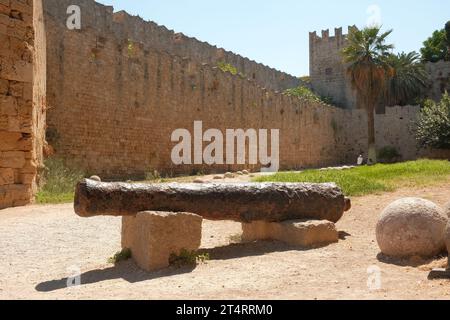 Blick auf die alte Kanone und die alte Stadtmauer von der Altstadt von Rhodos Griechenland. Stockfoto