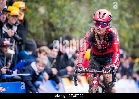 Oudenaarde, Belgien. November 2023. Die Niederländerin Denise Betsema überquert die Ziellinie beim Frauen-Elite-Rennen des Koppenbergcross, dem ersten Rennen (von acht) der X2O Badkamers Trophäe Cyclocross Wettbewerb, am Mittwoch, den 1. November 2023 in Melden, Oudenaarde. BELGA FOTO JASPER JACOBS Credit: Belga News Agency/Alamy Live News Stockfoto