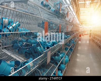 Regale für den Verkauf von Produkten verschiedene Verbindungen von Wasserrohren verschiedener Größen Stockfoto