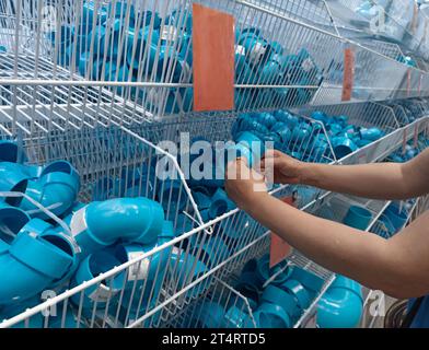 Regale für den Verkauf von Produkten verschiedene Verbindungen von Wasserrohren verschiedener Größen Stockfoto