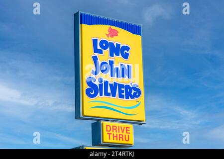 HANNIBAL, MO, USA - 20. OKTOBER 2023: Außenansicht des Fischrestaurants von Long John Silver und Markenlogo. Stockfoto