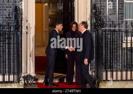 London, Großbritannien. 1. November 2023. Premierminister Rishi Sunak begrüßt den Vizepräsidenten der Vereinigten Staaten, Kamala Harris, und den zweiten Gentleman Douglas Emhoff in der Downing Street 10. Am 2. November werden sie an dem zweiten Tag des ersten KI-Sicherheitsgipfels teilnehmen, der vom Vereinigten Königreich im Bletchley Park in Buckinghamshire veranstaltet wird. Quelle: Stephen Chung / Alamy Live News Stockfoto