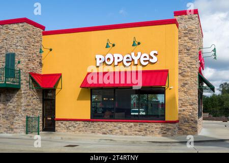 EAST ST. LOUIS, IL, USA - 19. OKTOBER 2023: Außenansicht der Popeyes Louisiana Kitchen. Stockfoto