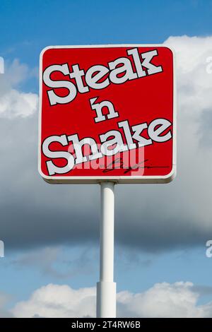 EAST ST. LOUIS, IL, USA - 19. OKTOBER 2023: Außenansicht des Steak and Shake Restaurants und Markenlogo. Stockfoto