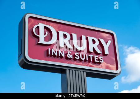 EAST ST. LOUIS, IL, USA - 19. OKTOBER 2023: Außenschild des Drury Inn and Suites Motels und Markenlogo. Stockfoto