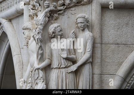 Skulptur Trunkenheit von Noah an der Außenseite des Dogenpalastes (italienisch: Palazzo Ducale), eines der wichtigsten venezianischen Wahrzeichen. Venedig - 5. Mai 2019 Stockfoto