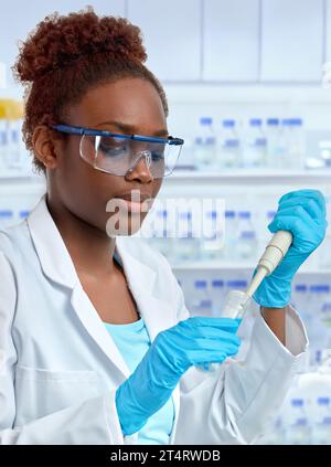 Afrikanische Wissenschaftlerin oder Doktorandin in Laborkittel, die Proben laden Stockfoto