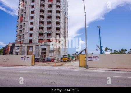 Blick auf die Baustelle mit Maschinen und Arbeitern in der Collins Avenue in Miami Beach, die an der Rekonstruktion eines hohen Gebäudes beteiligt war. Miami Beach. USA. Stockfoto