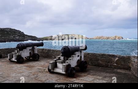 Kanone auf der Plattform von Cromwells Castle auf Tresco, Scilly-Inseln. In Richtung Schiffsführer, am Eingang zum geschützten Ankerplatz Stockfoto