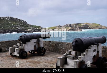 Kanone auf der Plattform von Cromwells Castle auf Tresco, Scilly-Inseln. In Richtung Schiffsführer, am Eingang zum geschützten Ankerplatz Stockfoto