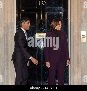 London, England, Großbritannien. November 2023. Der britische Premierminister RISHI SUNAK begrüßt US-Vizepräsidentin KAMALA HARRIS zu 10 Downing. Straße. (Kreditbild: © Tayfun Salci/ZUMA Press Wire) NUR REDAKTIONELLE VERWENDUNG! Nicht für kommerzielle ZWECKE! Stockfoto