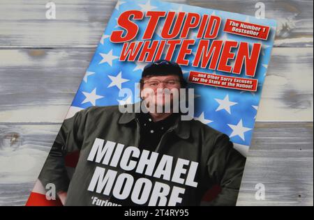 Viersen, Deutschland - 9. Oktober. 2023: Nahaufnahme des Michael Moore Buchcover-Bestsellers dumme weiße Männer Stockfoto