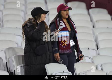 London, Großbritannien. November 2023. Die Fans von West Ham United treffen am 1. November 2023 im London Stadium, London (Foto: Mark Cosgrove/News Images) vor dem vierten Rundenspiel West Ham United gegen Arsenal im Carabao Cup ein 2023. (Foto: Mark Cosgrove/News Images/SIPA USA) Credit: SIPA USA/Alamy Live News Stockfoto