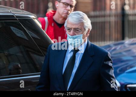 John Major, ehemaliger Premierminister der Tory, kommt zur Beerdigung des ermordeten Parlamentsabgeordneten Sir David Amess in der Westminster Cathedral, London, Großbritannien. COVID 19-Gesichtsmaske Stockfoto