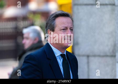 David Cameron, ehemaliger Premierminister von Tory, kommt zum Begräbnisdienst für den ermordeten Parlamentsabgeordneten Sir David Amess in der Westminster Cathedral, London, Großbritannien Stockfoto