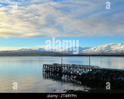 Holzsteg mit Bergkulisse, Tromso, Troms og Finnmark, Norwegen Stockfoto