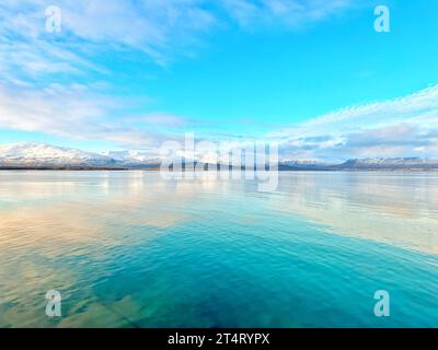 Bergreflexionen in Küstengewässern im Herbst, Tromso, Troms og Finnmark, Norwegen Stockfoto