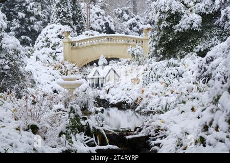 Die Upper Bridge an den Halifax Public Gardens verwandelt sich in ein Winterwunderland, da die Stadt den ersten Schnee der Saison erhält. Die 1911 erbaute Bogenkonstruktion ist eines der beliebtesten Merkmale der Gärten. Mit einem Sturz von 5 bis 10 cm auf den Boden erhält der Garten einen märchenhaften Look. Stockfoto