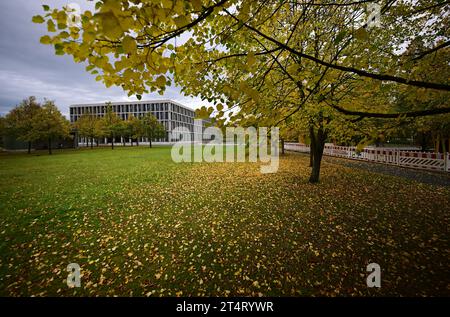 Erfurt, Deutschland. 30. Oktober 2023. Das Bundesarbeitsgericht Erfurt. Es ist das höchste deutsche Arbeitsgericht und damit die letzte Instanz des Arbeitsrechts in Deutschland. Quelle: Martin Schutt/dpa/Alamy Live News Stockfoto