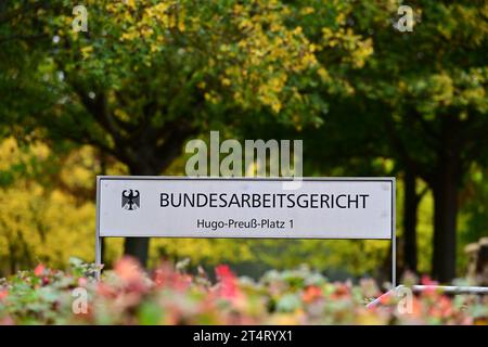 Erfurt, Deutschland. 30. Oktober 2023. Das Bundesarbeitsgericht Erfurt. Es ist das höchste deutsche Arbeitsgericht und damit die letzte Instanz des Arbeitsrechts in Deutschland. Quelle: Martin Schutt/dpa/Alamy Live News Stockfoto