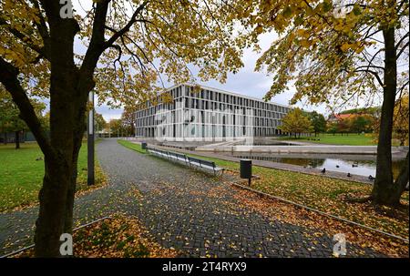 Erfurt, Deutschland. 30. Oktober 2023. Das Bundesarbeitsgericht Erfurt. Es ist das höchste deutsche Arbeitsgericht und damit die letzte Instanz des Arbeitsrechts in Deutschland. Quelle: Martin Schutt/dpa/Alamy Live News Stockfoto