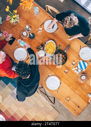 Am Wochenende wird das Frühstück auf einem Holztisch serviert, von oben gesehen Stockfoto