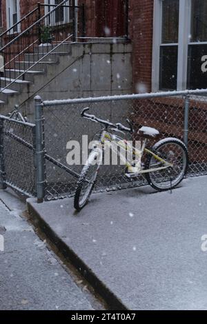 Chicago, USA. 31. Oktober 2023. Schneebedecktes Fahrrad, Chicago, Illinois, hat dieses Jahr an Halloween zum ersten Mal Schnee fallen lassen. 31. Oktober 2023 (Foto: Ludvig Peres/SIPA USA) Credit: SIPA USA/Alamy Live News Stockfoto