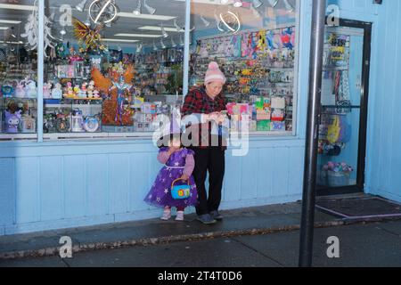 Chicago, USA. 31. Oktober 2023. Trick or Treat in Chinatown, Chicago, Illinois während des ersten Schneefalls des Jahres. 31. Oktober 2023 (Foto: Ludvig Peres/SIPA USA) Credit: SIPA USA/Alamy Live News Stockfoto