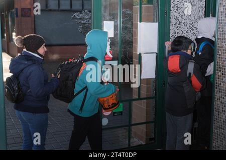 Chicago, USA. 31. Oktober 2023. Trick or Treat in Chinatown, Chicago, Illinois während des ersten Schneefalls des Jahres. 31. Oktober 2023 (Foto: Ludvig Peres/SIPA USA) Credit: SIPA USA/Alamy Live News Stockfoto