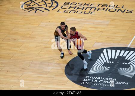 November 2023: Nikola TANASKOVIĆ STÜRMER von Igokea M:Tel während des Spiels, LUDDE HAKANSON Schweden Spieler von Ucam Murcia CB, Murcia Region MURCIA, UCAM MURCIA CB gegen IGOKEA:TEL Basketball Champions League Murcia Sports Palace, Region Murcia, 01. November 2023 Stockfoto