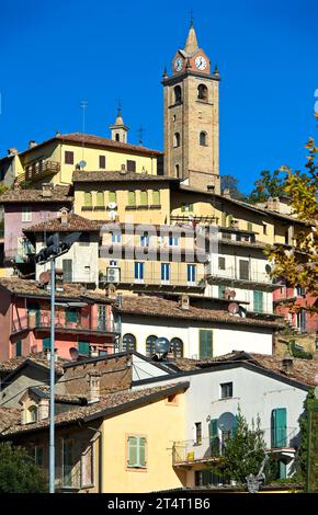 Der Glockenturm erhebt sich über der Altstadt von Monforte d'Alba, Piemont, Italien Stockfoto