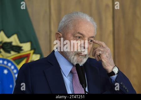 DF - BRASILIA - 01/11/2023 - BRASILIA, LULA UNTERZEICHNET ERLASS ÜBER GLO IN HÄFEN UND FLUGHÄFEN VON SAO PAULO UND RIO DE JANEIRO - DER PRÄSIDENT DER REPUBLIK, Luiz Inacio Lula da Silva während einer Zeremonie zur Unterzeichnung des Dekrets für GLO in den Häfen und Flughäfen von Sao Paulo und Rio de Janeiro am Mittwoch, 1. November. Foto: Mateus Bonomi/AGIF Stockfoto