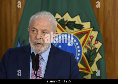 DF - BRASILIA - 01/11/2023 - BRASILIA, LULA UNTERZEICHNET ERLASS ÜBER GLO IN HÄFEN UND FLUGHÄFEN VON SAO PAULO UND RIO DE JANEIRO - DER PRÄSIDENT DER REPUBLIK, Luiz Inacio Lula da Silva während einer Zeremonie zur Unterzeichnung des Dekrets für GLO in den Häfen und Flughäfen von Sao Paulo und Rio de Janeiro am Mittwoch, 1. November. Foto: Mateus Bonomi/AGIF Stockfoto