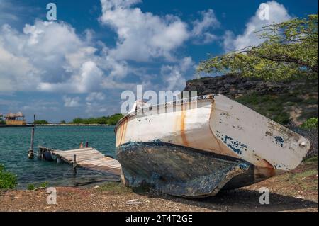 Ein Ruderboot, an Land, entlang des Ufers einer Bucht, auf der Karibikinsel Curacao, auf den Niederländischen Antillen Stockfoto