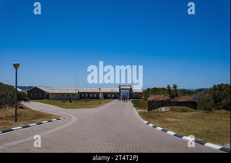 29.10.2023, xovx, Politik, Reise. Robben Island - Gefängnisinsel vor Kapstadt Freedom Walk, der Weg vom Hochsicherheitstrakts auf der Gefängnisinsel Robben Island vor der Küste von Kapstadt hin zum Tor und Hafen. Die Insel Robben ist eine Insel zwölf Kilometer vor der südafrikanischen Stadt Kapstadt. In dem einstigen Gefängnis auf der Insel wurden dort politische Gefangene während der Apartheit inhaftiert. Darunter u.a. Walter Sisulu, Ahmed Kathrada, Robert Sobukwe, sowie der spätere Staatspräsident Nelson Mandela der dort als politischer Häftling fast zwei Jahrzehnte in einer vier Quadratmeter g Stockfoto