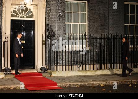 London, UK, 1. November 2023. Der amerikanische Vizepräsident besuchte den britischen Premierminister Rishi Sunak während des Sicherheitsgipfels für künstliche Intelligenz im Bletchley Park. Sie hatte bereits vor der amerikanischen Botschaft eine Rede gehalten, in der sie die Risiken begrenzen und die Vorteile der KI nutzen wollte. Kredit : Monica Wells/Alamy Live News Stockfoto