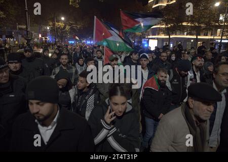 Am 1. November 2023 reisten Hunderte pro-palästinensischer Demonstranten zum Kurfürstendamm, einem der bekanntesten Boulevards Berlins, inmitten einer bedeutenden Polizeipräsenz. Die Demonstranten skandierten Slogans, darunter „Kindermörder Israel“, „Freies freies Palästina“ und „Viva Viva Palestina“ und drückten ihre Solidarität mit der palästinensischen Sache aus. Die Spannungen waren spürbar, da die Menge ihre Frustration auch auf die Medien richtete, mit Gesängen von "deutschen Medienlügen, lass dich nicht täuschen", die ein Misstrauen gegenüber der Berichterstattung in den Medien über den Krieg zwischen Israel und der Hamas widerspiegelten. (Foto: Michael Kuenne/PRESSCOV/SIPA USA) Stockfoto