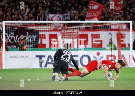 Freiburg Im Breisgau, Deutschland. November 2023. Fußball: DFB-Cup, SC Freiburg - SC Paderborn 07, 2. Runde, im Europa-Park-Stadion. Paderborns Raphael Obermair (l) und Freiburgs Noah Raphael Weißhaupt gehen unter. Quelle: Philipp von Ditfurth/dpa – WICHTIGER HINWEIS: gemäß den Vorgaben der DFL Deutsche Fußball Liga und des DFB Deutscher Fußball-Bund ist es verboten, im Stadion und/oder des Spiels aufgenommene Fotografien in Form von Sequenzbildern und/oder videoähnlichen Fotoserien zu verwenden oder zu verwenden./dpa/Alamy Live News Stockfoto