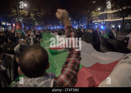 1. November 2023, Berlin, Deutschland: Am 1. November 2023 reisten Hunderte pro-palästinensischer Demonstranten zum Kurfürstendamm, einem der bekanntesten Boulevards Berlins, inmitten einer bedeutenden Polizeipräsenz. Die Demonstranten skandierten Slogans wie „Kindermörder Israel“, „Freies freies Palästina“ und „Viva Viva Palestina“, die ihre Solidarität mit der palästinensischen Sache zum Ausdruck brachten. Die Spannungen waren spürbar, da die Menge ihre Frustration auch auf die Medien richtete, mit den Gesängen "deutsche Medienlügen, lass dich nicht täuschen", die ein Misstrauen gegenüber den Medien über den Krieg zwischen Israel und der Hamas widerspiegelten. (Kreditbild: Stockfoto