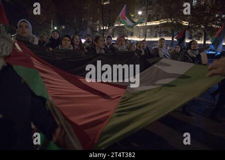 1. November 2023, Berlin, Deutschland: Am 1. November 2023 reisten Hunderte pro-palästinensischer Demonstranten zum Kurfürstendamm, einem der bekanntesten Boulevards Berlins, inmitten einer bedeutenden Polizeipräsenz. Die Demonstranten skandierten Slogans wie „Kindermörder Israel“, „Freies freies Palästina“ und „Viva Viva Palestina“, die ihre Solidarität mit der palästinensischen Sache zum Ausdruck brachten. Die Spannungen waren spürbar, da die Menge ihre Frustration auch auf die Medien richtete, mit den Gesängen "deutsche Medienlügen, lass dich nicht täuschen", die ein Misstrauen gegenüber den Medien über den Krieg zwischen Israel und der Hamas widerspiegelten. (Kreditbild: Stockfoto