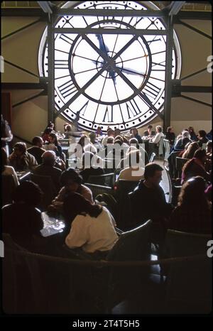 Café im Musee Dorsay, ehemals ein Bahnhof in Paris, Frankreich Stockfoto