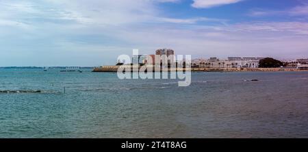 CADIZ, SPANIEN - 30. APRIL 2023: Panoramablick auf die Meeresküste in Cadiz, Spanien am 30. April 2023 Stockfoto